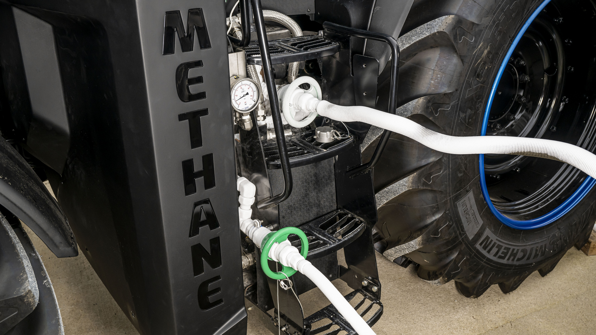 csm_New_Holland_T7_Refuelling_process_with_LNG_two_fuel_lines_630560_2a5906a046